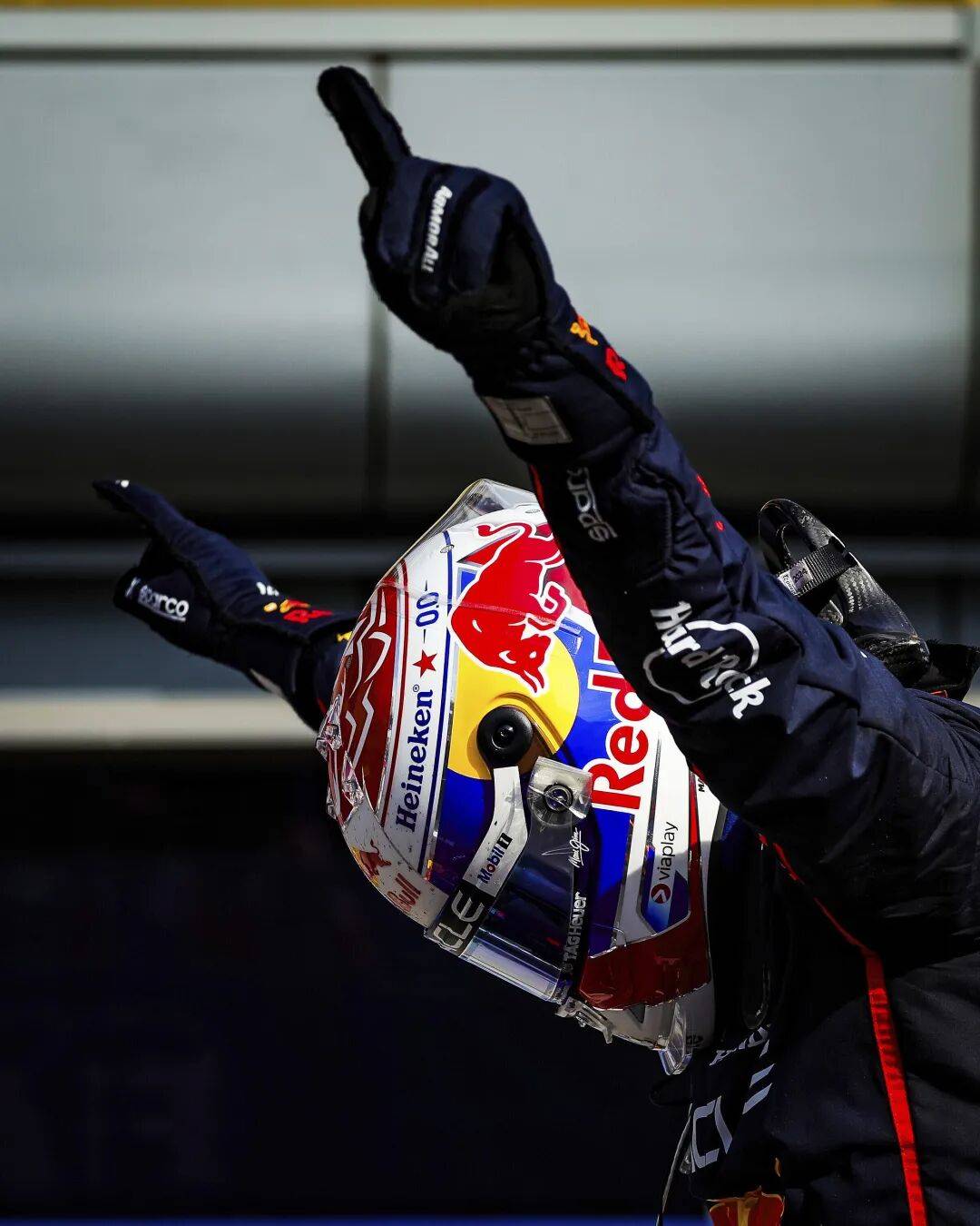 阿斯顿马丁险胜红牛二队，皮亚斯特里高光表现