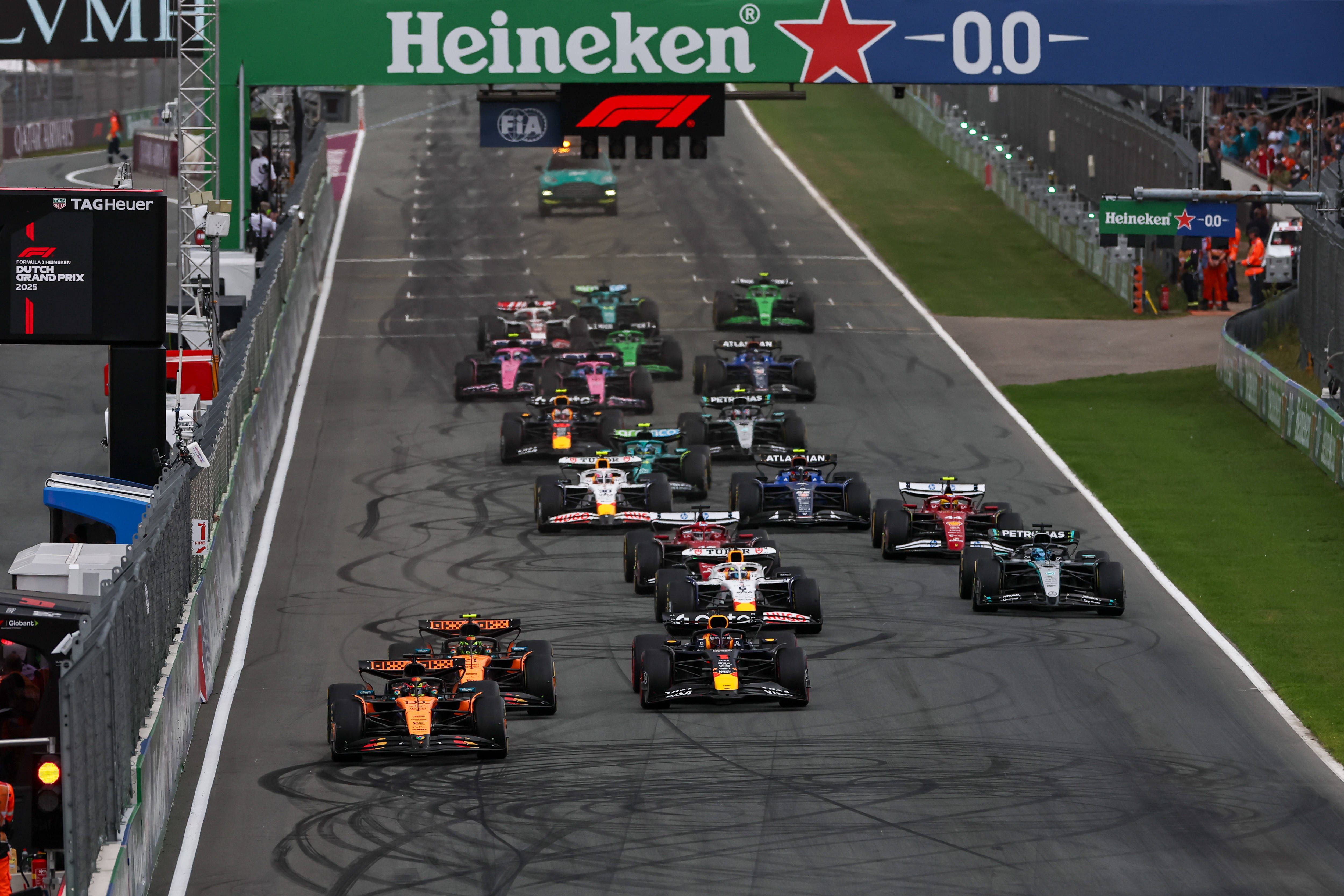 阿斯顿马丁险胜红牛二队，皮亚斯特里高光表现