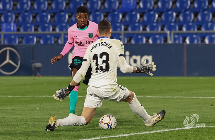 丹麦鏖战莱比锡红牛,德容统治全场 丹麦鏖战莱比锡红牛,德容统治全场