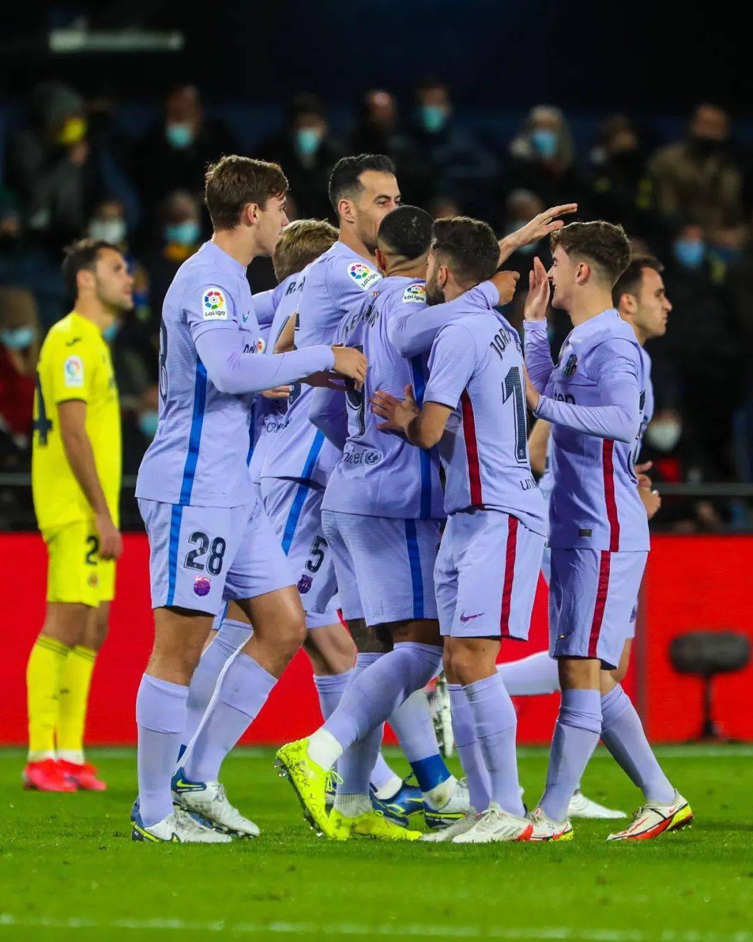 丹麦鏖战莱比锡红牛,德容统治全场 丹麦鏖战莱比锡红牛,德容统治全场