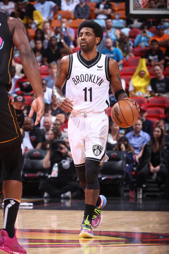 篮网横扫青岛队,欧文关键制胜 篮网横扫青岛队,欧文关键制胜